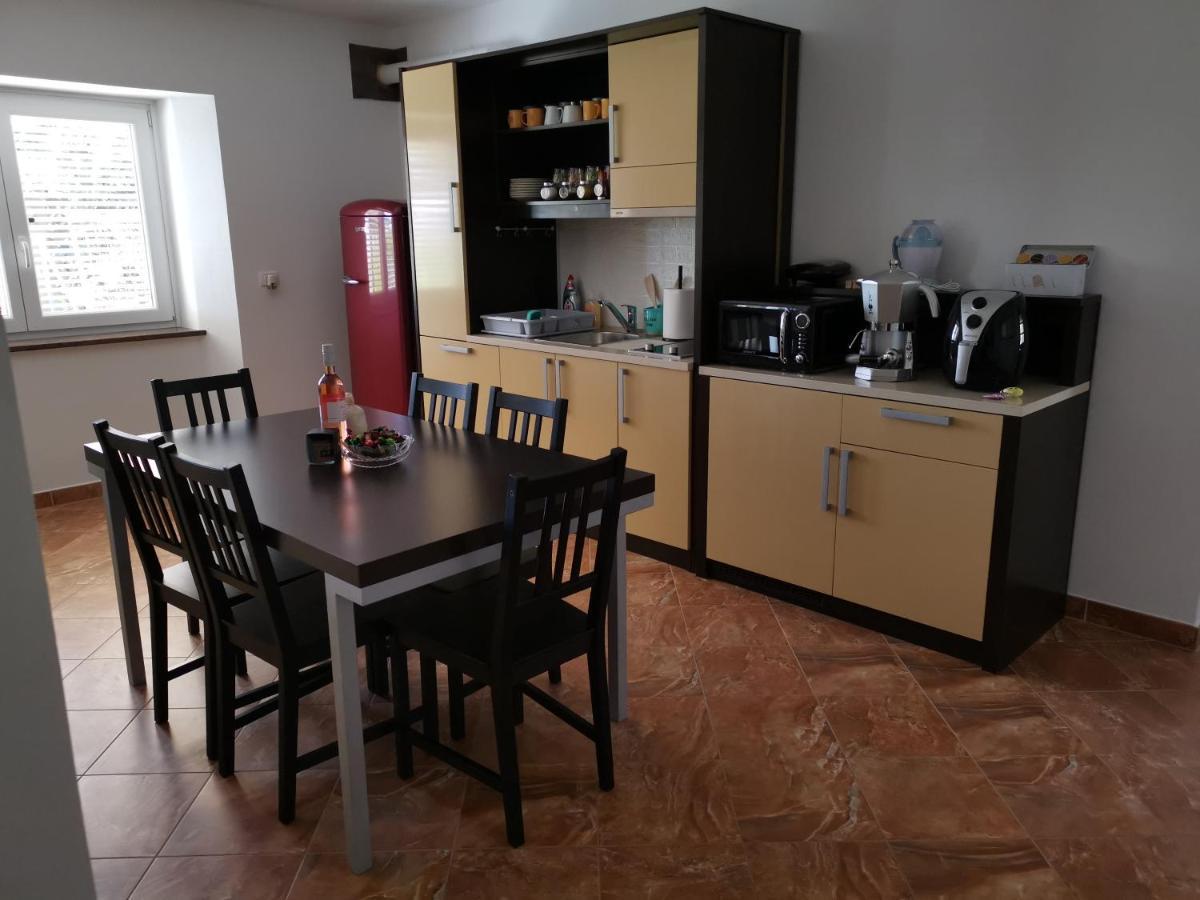 Apartma Vatovec アンカラン エクステリア 写真